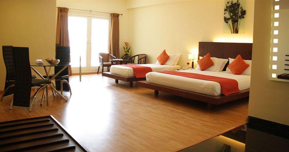 Hotel Atithi Пондичери Екстериор снимка