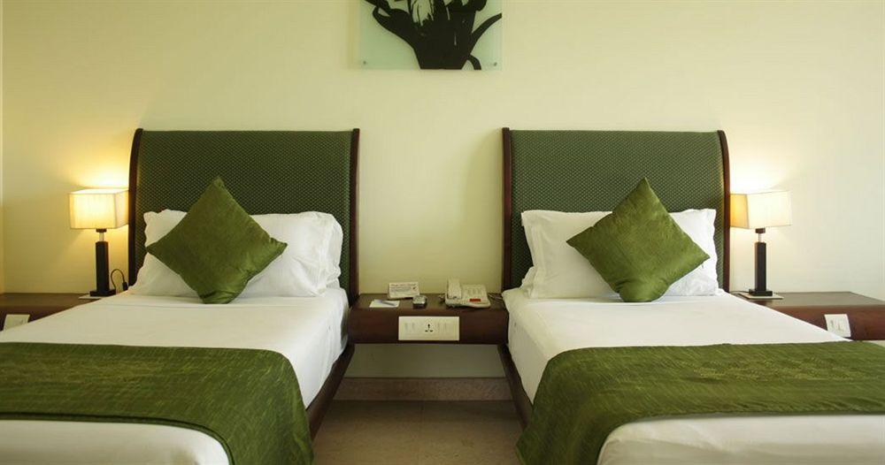 Hotel Atithi Пондичери Екстериор снимка
