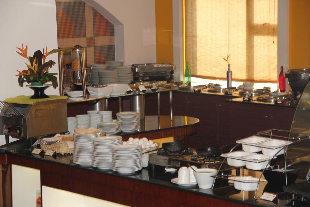 Hotel Atithi Пондичери Екстериор снимка