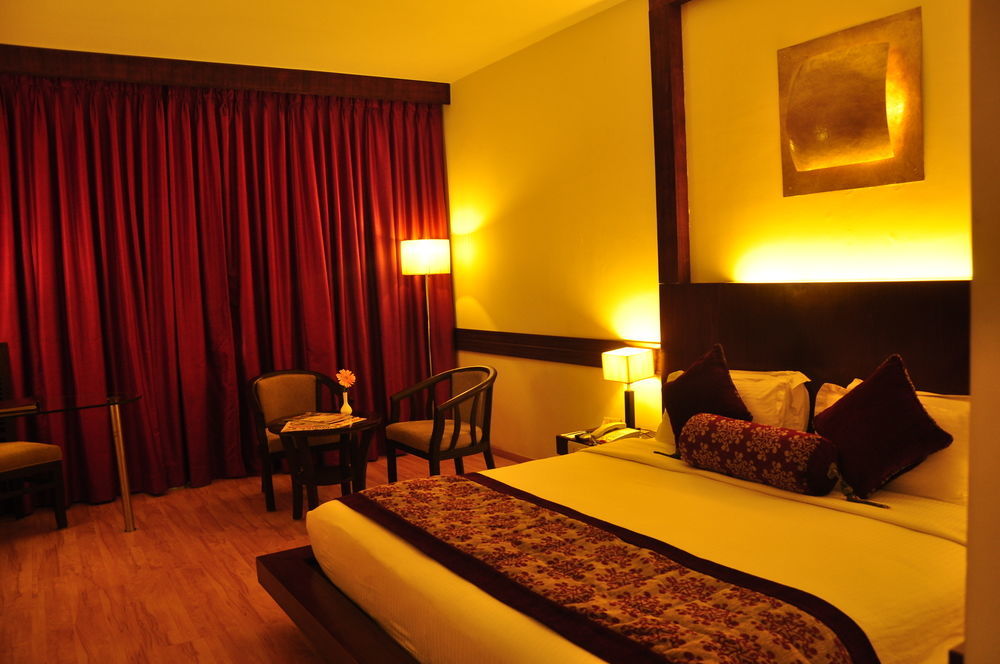 Hotel Atithi Пондичери Екстериор снимка