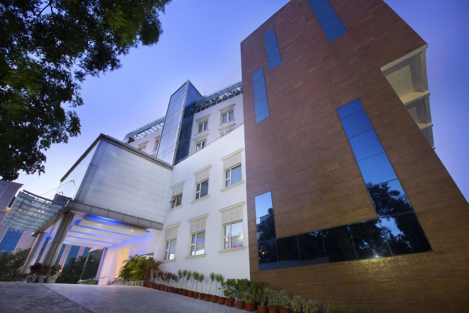Hotel Atithi Пондичери Екстериор снимка