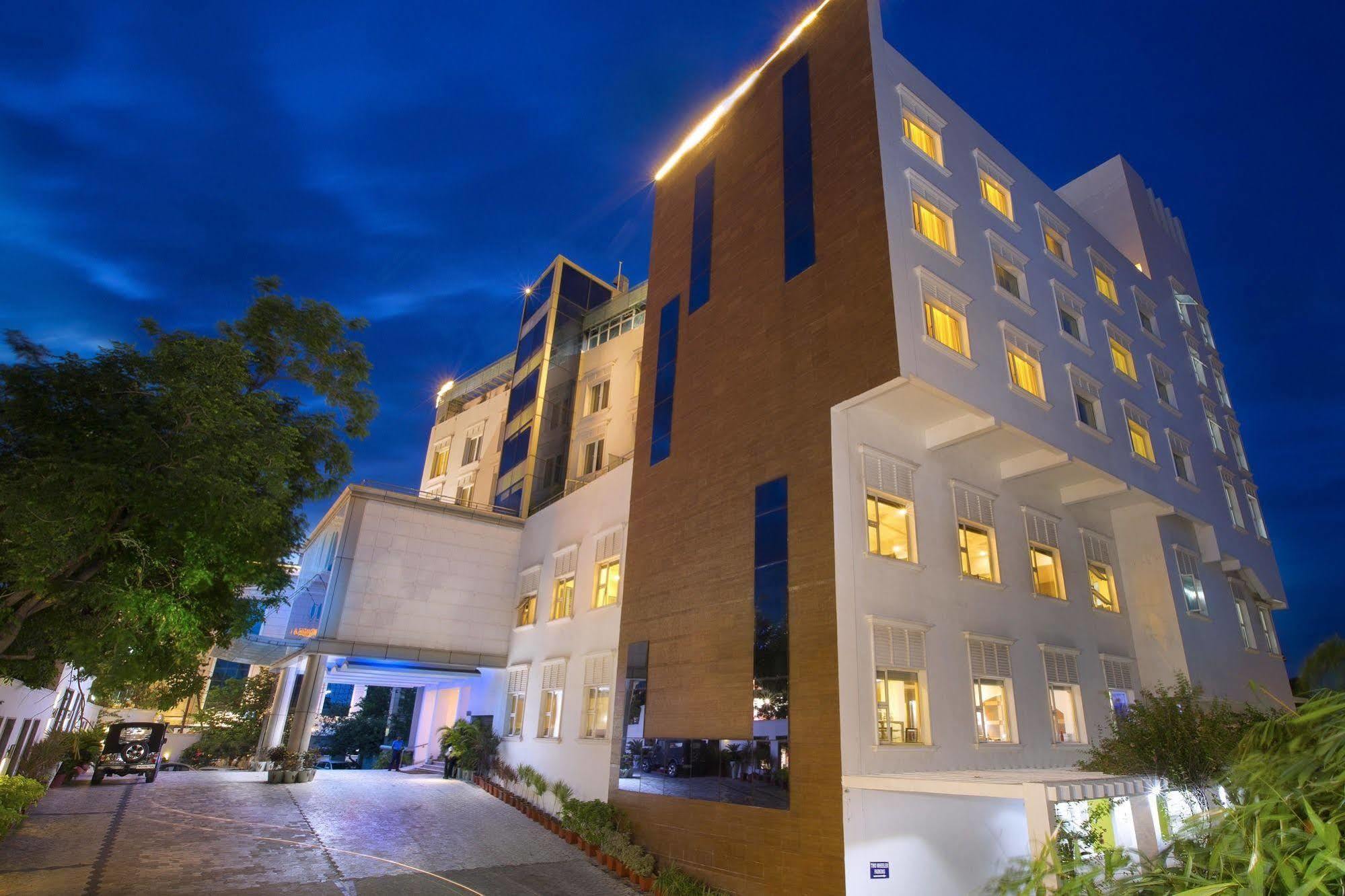 Hotel Atithi Пондичери Екстериор снимка
